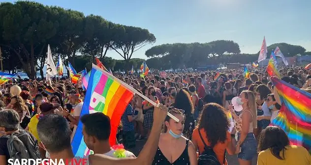 Sardegna Pride a Cagliari e a Sassari: migliaia di persone in piazza