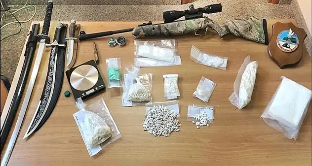 A Sant’Elia nuovo blitz dei Carabinieri: cocaina, eroina e due spade. Arrestato un 40enne