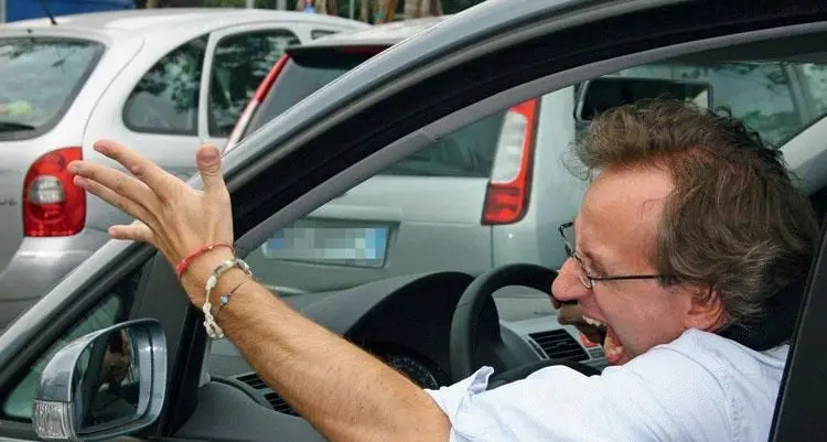 Cagliaritani alla guida: il 53% reagisce alle provocazioni per le rime o malamente