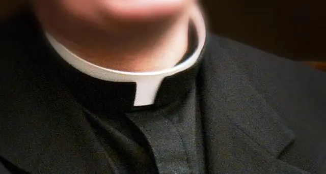 Guamaggiore. Sacerdote strattona ragazzino durante messa