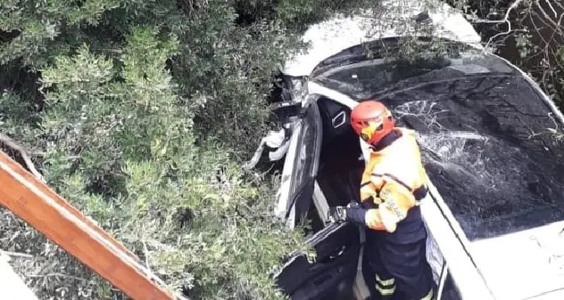 Auto in un torrente a Costa Paradiso, sul posto anche l'elisoccorso