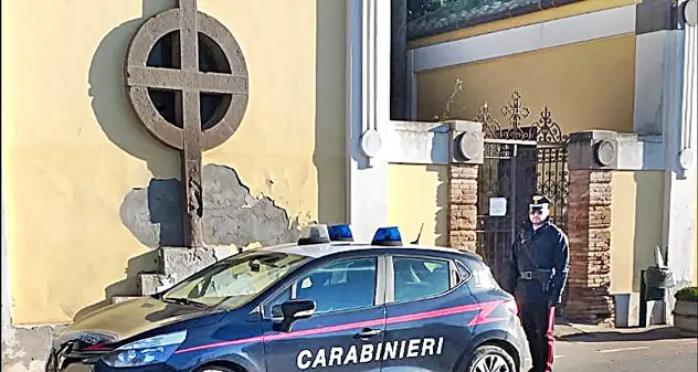 Vandali al cimitero, distrutti gli arredi funerari