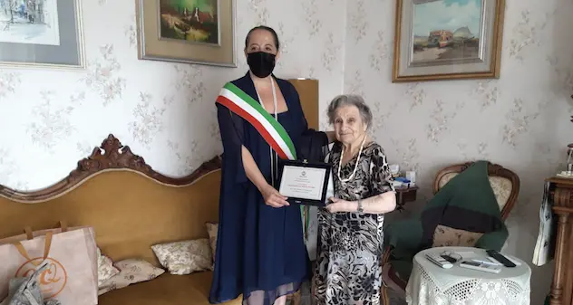 Oristano. La città festeggia i cento anni della signora Franceschina Maria Nieddu