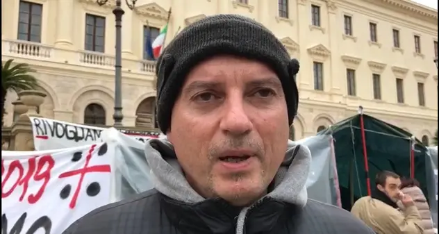 Un mese all'addiaccio in piazza d'Italia: il grido di protesta dei lavoratori ex Secur | VIDEO