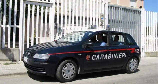 Minaccia e terrorizza la madre col coltello: arrestato un giovane a Sorso
