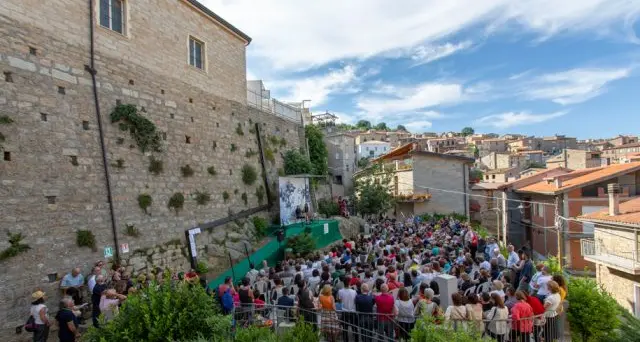 Una piazza del centro storico al mondo femminile