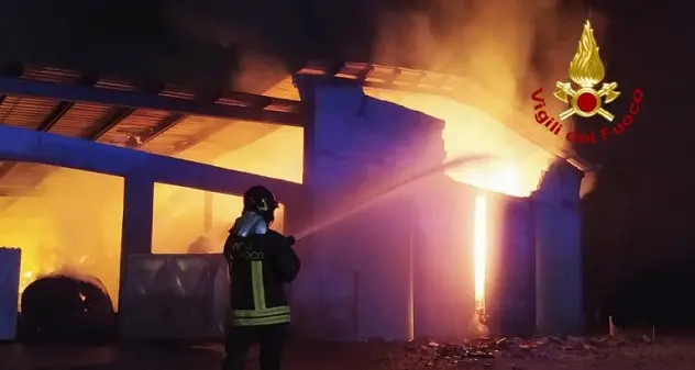 Fiamme in un fienile a Siliqua, Vigili del fuoco in campo per tutta la notte