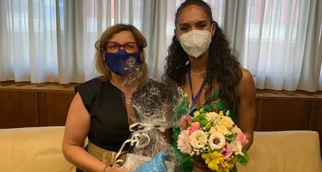 Olimpiadi Tokyo. Capogruppo Riformatori consegna a Dalia Kaddari gallinella portafortuna