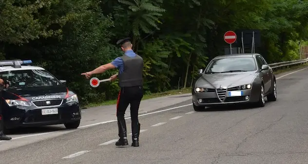 Tragedia sfiorata a Guspini. Sorpasso azzardato: auto travolge ciclista