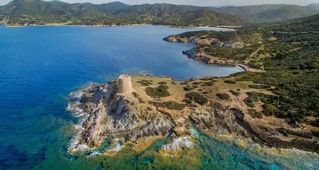 Covid. A Chia distanziamento o mascherina anche in spiaggia