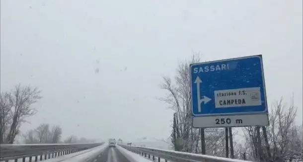 Neve, mezzi spazzaneve in azione a Campeda, passo di Correboi e Sp 7