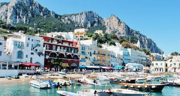 Capri, minibus esce di strada e precipita: feriti