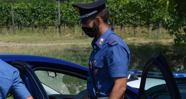 Si ribalta con l'auto e la abbandona a bordo strada, individuato dai carabinieri