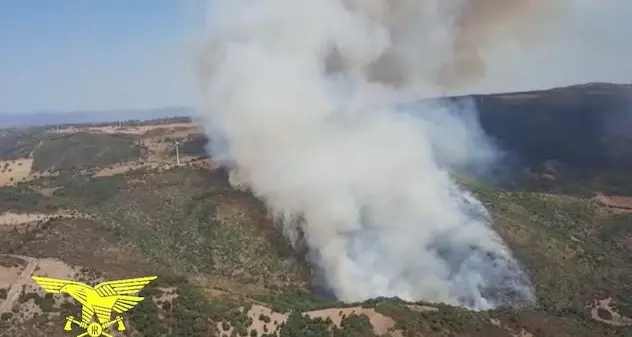 San Basilio. Fiamme in parco eolico, intervengono due Canadair