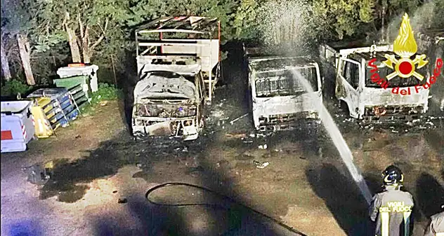 In fiamme 5 camion della nettezza urbana, sul posto i Vigili del Fuoco