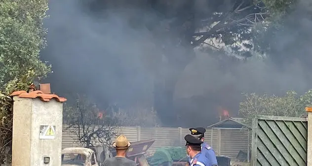 Cabras. Il Comune chiama a raccolta i volontari per domare l’incendio