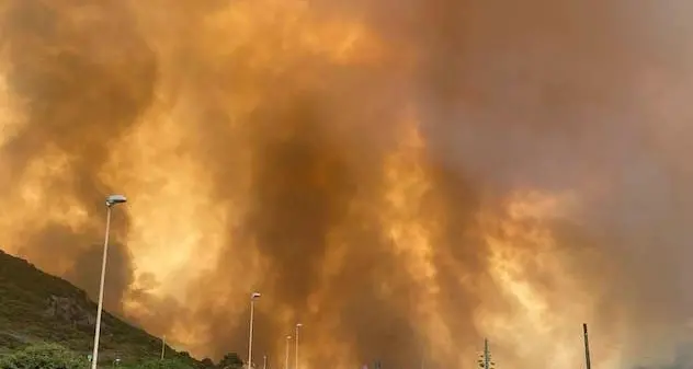 Incendi nell’Oristanese. Fiamme alte e gente in strada a Porto Alabe