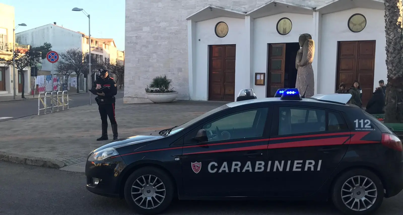 Guida in stato di ebbrezza: finisce contro il portone della chiesa