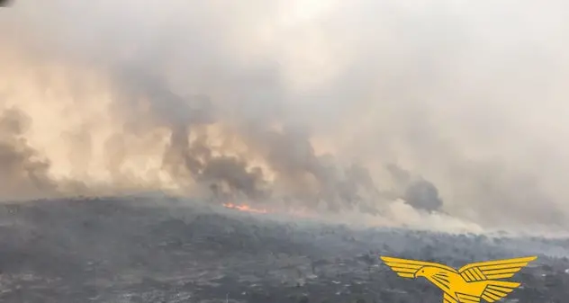 Incendi nell’Oristanese, il fuoco ha ripreso vigore: canadair in azione