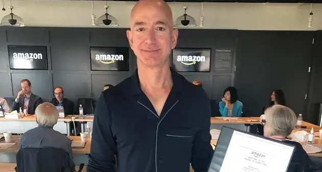 Jeff Bezos in Sardegna a bordo del suo yacht da mezzo miliardo di dollari