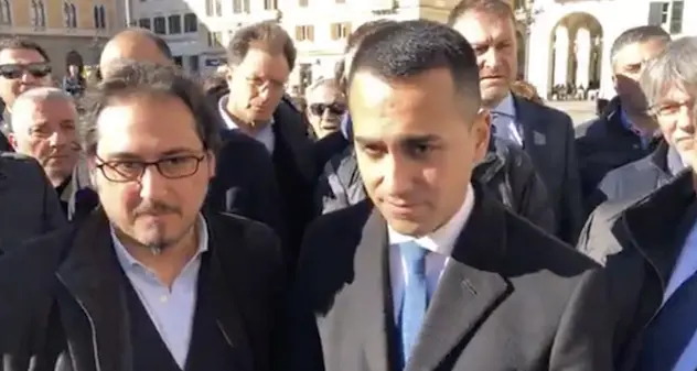 Di Maio incontra in Piazza Italia i lavoratori ex Secur, \"Scriverò al Presidente del Consiglio regionale\"