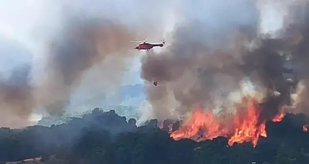 Incendi. A Santu Lussurgiu Canadair ancora in azione