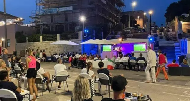 Alghero. Agua de Mar chiuso per assembramenti. Titolare: \"Oggi mi vergogno di essere italiano\"