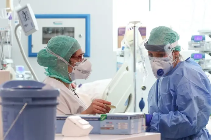 Healthcare personnel wearing protective suits and mask at work in the intensive care unit of the Brescia\\'s Hospital, Italy, 19 March 2020. taly has reported at least 35,713 confirmed cases of the COVID-19 disease caused by the SARS-CoV-2 coronavirus and 2,978 deaths so far. The Mediterranean country remains in total lockdown as the pandemic disease spreads through Europe. Ansa/Filippo Venezia