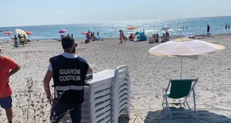 Noleggiatore abusivo di lettini e ombrelloni sulla spiaggia di Orosei fermato e denunciato