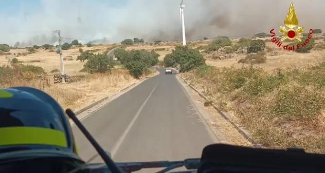 A Santu Lussurgiu preoccupa nuovo fronte di fuoco: Canadair ed elicotteri sul posto