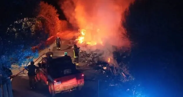 Sassari. Fiamme nel campo rom Piandanna. Brucia immondizia: \"Aria irrespirabile\"
