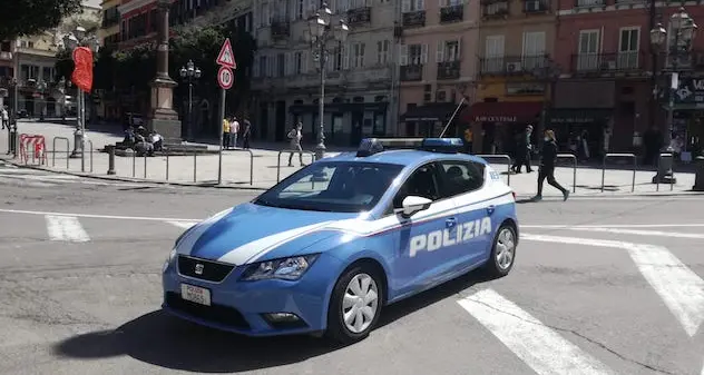 Cagliari. Fa retromarcia, scende dall'auto e aggredisce con calci e pugni un coetaneo