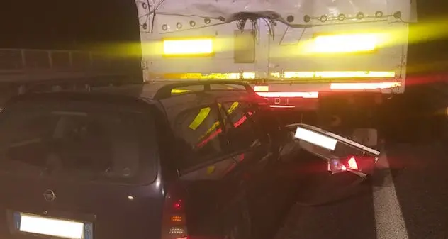 Auto tampona camion sulla SS 131 dcn: un ferito