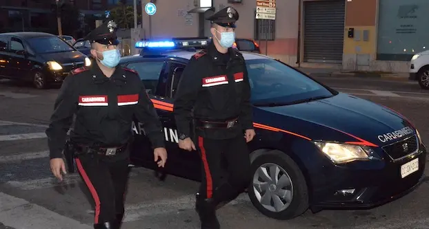 Sanluri. Incendia balle di fieno davanti alla caserma dei Carabinieri e al Comune