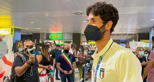 Festa grande per il bronzo olimpico Stefano Oppo all'arrivo in Sardegna