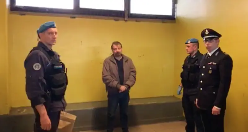 Arresto di Cesare Battisti. Valanga di critiche per il video postato sul profilo Facebook del ministro della Giustizia Alfonso Bonafede