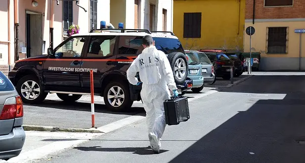 Ancora un sopralluogo dei Ris nell'abitazione del 57enne trovato morto a Santa Giusta