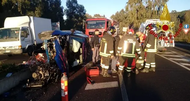 Auto contro spartitraffico: paura per una donna