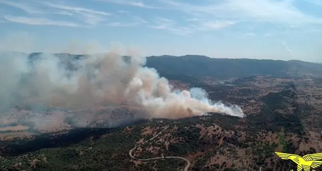 Diciotto incendi oggi in Sardegna. In corso rogo a Olzai: Canadair e tre elicotteri del Corpo forestale