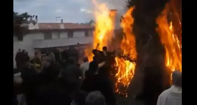 Bitti, giovane quasi avvolto dalle fiamme del fuoco di Sant'Antonio