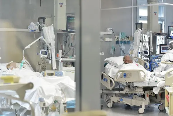 Patients and medical staff in the intensive care unit of Martini Hospital in Turin, 10 Nvember 2020.  ANSA / ALESSANDRO DI MARCO