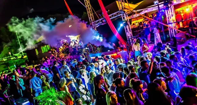 Sigilli in una discoteca a Rimini: dentro ballavano oltre mille giovani