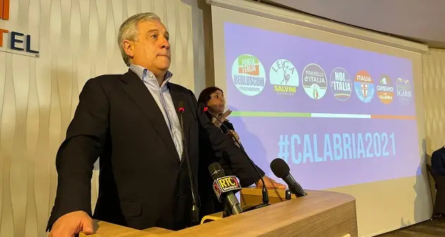 Migranti. Tajani: \"Ne sbarcano mille al giorno, fermiamo tratta\"