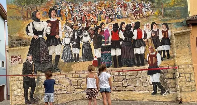 Nule. La magia di \"Ballos de Austu\" rivive in un murale all'insegna della mamoria