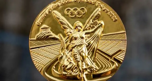 Medaglia d’oro di Tokyo 2020 morsa da un sindaco viene sostituita