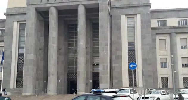 Rubano capi d'abbigliamento da \"Vestis & Fralù\": arrestati due giovani