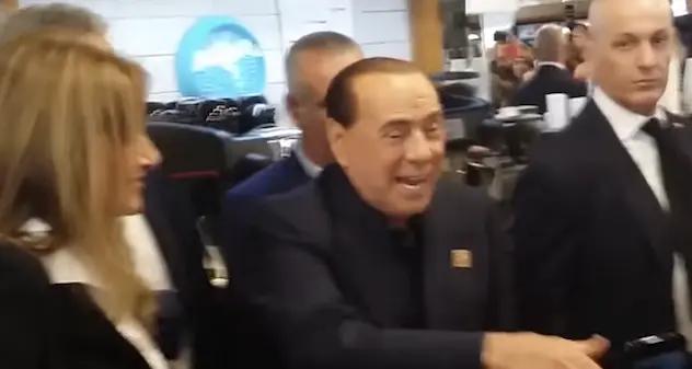 Berlusconi e le strette di mano: show dell'ex Cavaliere a Cagliari. IL VIDEO