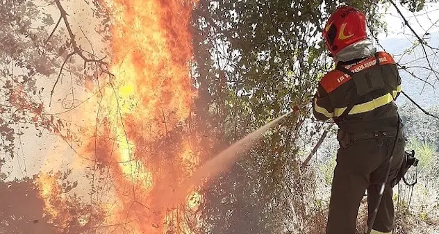 Incendi. Fiamme vicino alle case: paura alla periferia di Donori