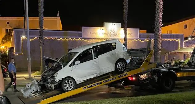 Alghero. Tampona un’auto, scappa percorrendo il lungomare Barcellona contromano e finisce contro un palo