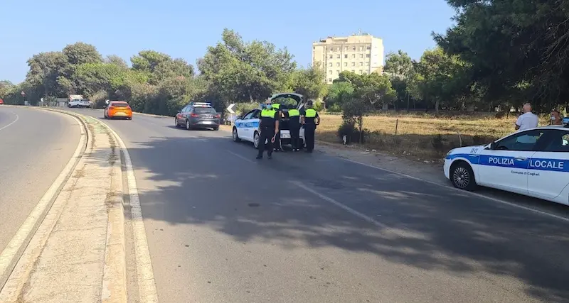 Incidente mortale al Poetto. Finisce fuori strada con lo scooter: perde la vita un 51enne